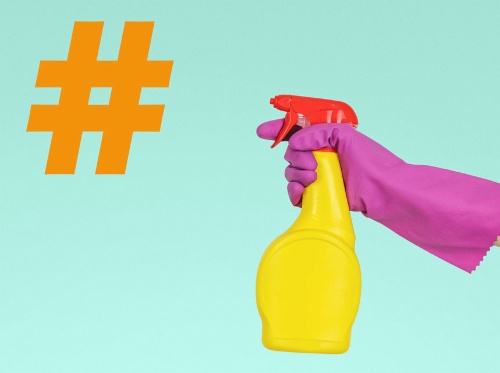 Bild zeigt eine Hand mit einem Reiniungsspray, das auf ein Hashtag # zeigt.