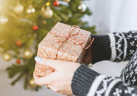 Symbolbild: Geschenk, Weihnachtsbaum