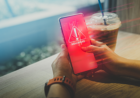 Person erhält Malware-Warnung auf dem Handy