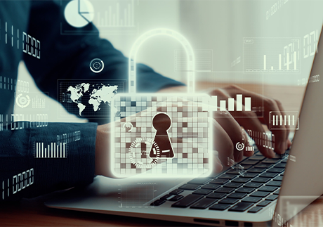 Sicherheitsschloss vor offenem Laptop (automatische Sicherheitsupdates)