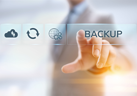 Mann im Anzug zeigt auf Cloudspeicher-Backup-Symbole