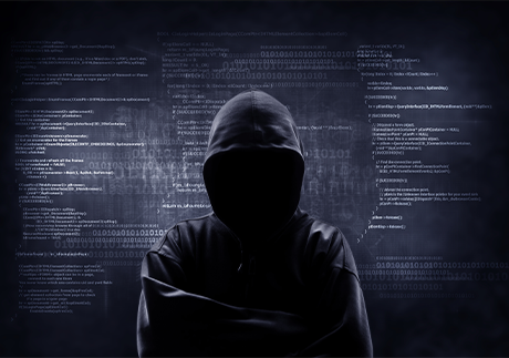 Hacker mit schwarzer Kapuze vor schwarzem Hintergrund. 