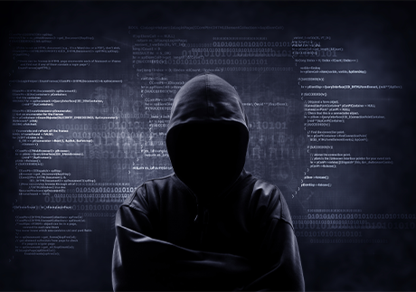 Hacker mit schwarzer Kapuze vor schwarzem Hintergrund.