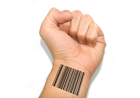 Geballte Faust mit Barcode am Unterarm 