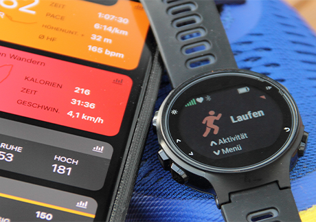 Smartphone-Display und Uhr mit Tracking-Apps