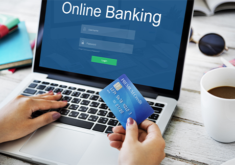Laptop mit offener Online Banking App