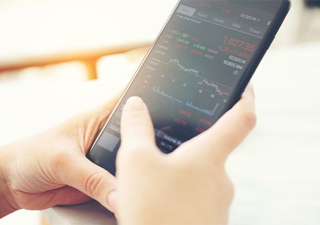 Smartphone-Display zeigt Trading-App