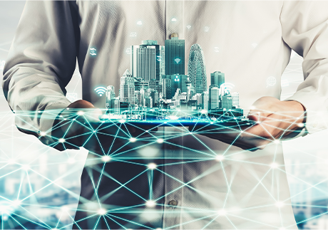 Modell einer Smart City auf Händen getragen