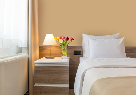Automatenhotel: Blick auf Bett und Nachtkästchen 
