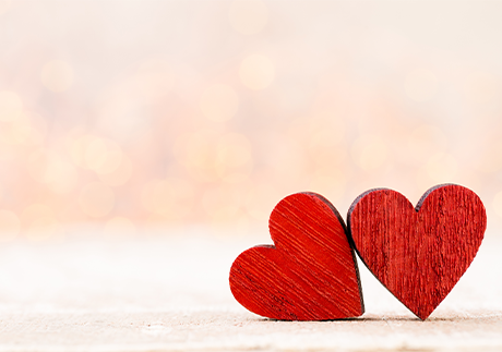 Zwei rote Herzchen als Symbol für Valentinstag und Love Scams