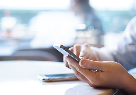 Hand, das Smartphone in der Hand hält