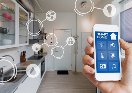 Person hält Handy in der Hand, mit dem das Smart Home gesteuert wird.