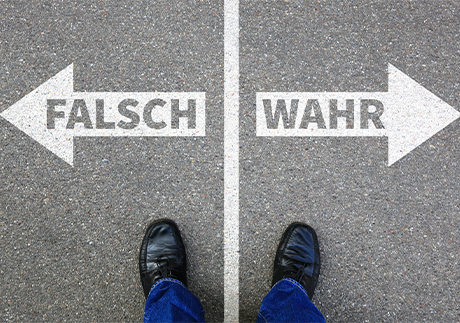 Fake News erkennen: Entgegengesetzte Pfeile mit den Aufschriften