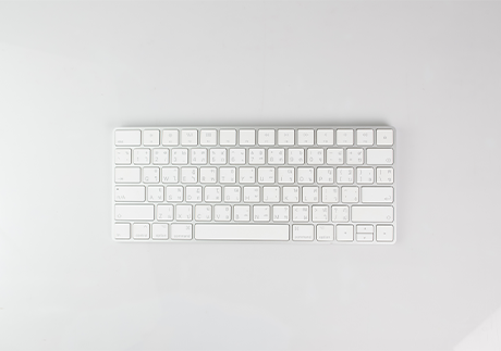 Weiße Tastatur vor weißem Hintergrund